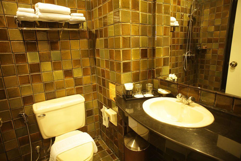 Отель Bamboo House Phuket Карон Экстерьер фото